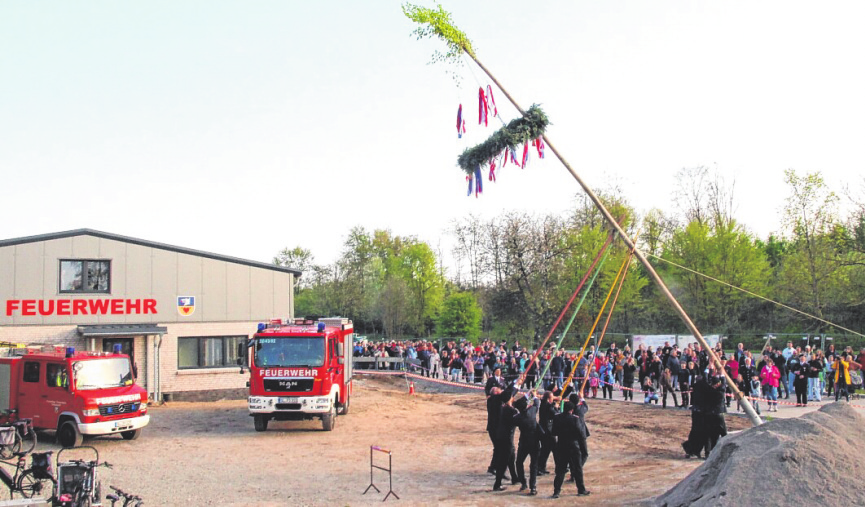 Der Dolleruper Maibaum steht jetzt am neuen gemeinsamen Feuerwehrgerätehaus.