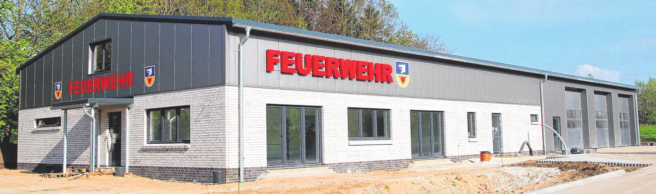 Das neue gemeinsame Feuerwehrgerätehaus weist eine beeindruckende Gesamtlänge von 45 Metern auf.