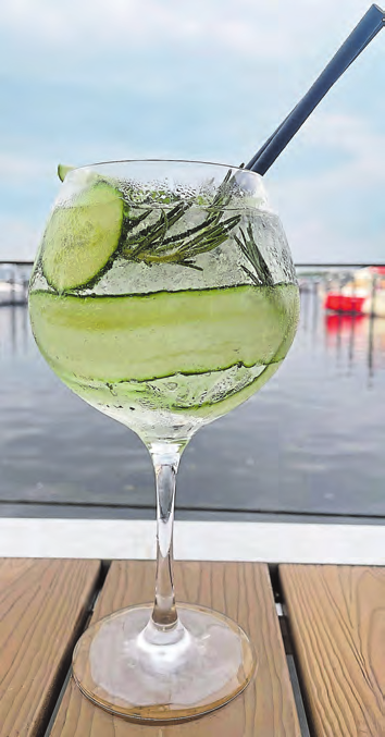Das Riverside stellt einen Gin-Drink namens „Cucumber Basil Tonic“ vor. FOTO: RIVERSIDE