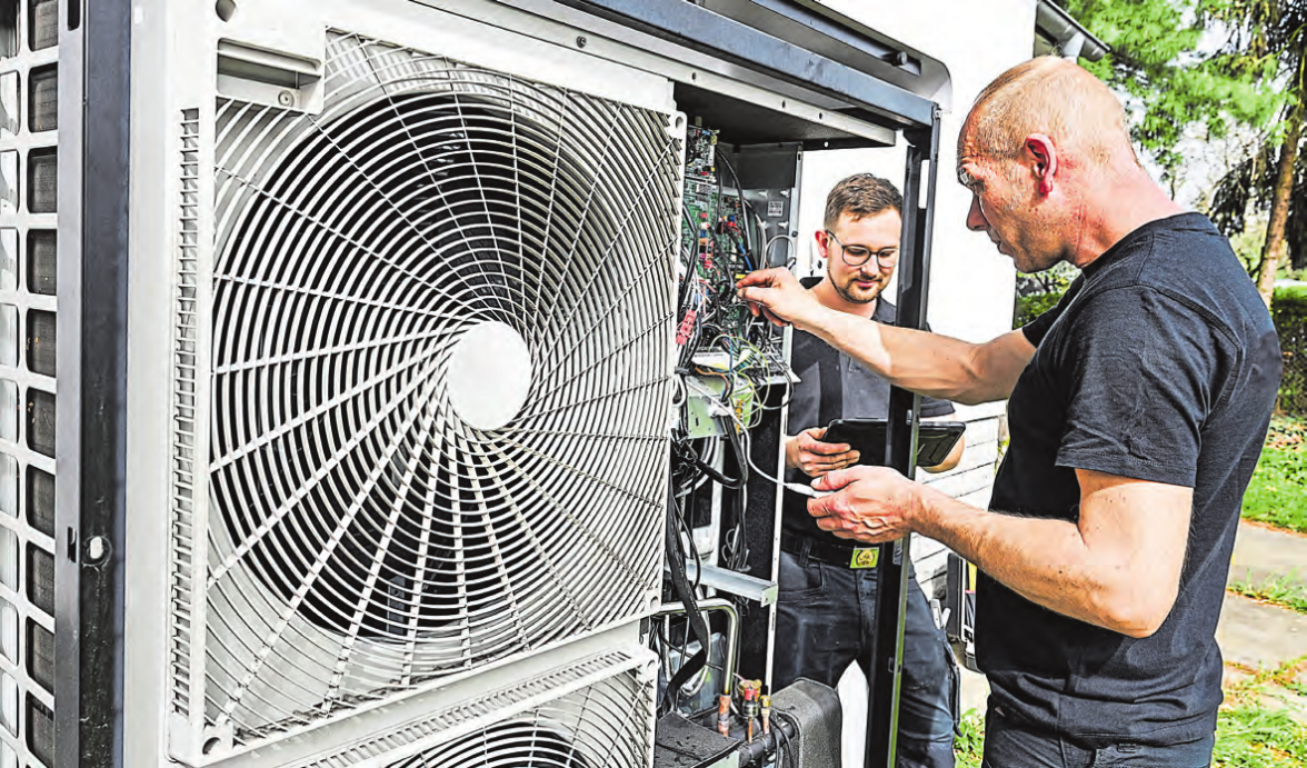 Eine Wärmepumpe entzieht ihrer Umgebung Wärme und erhöht die Temperatur mithilfe von Strom. Diese Wärme wird dann zum Heizen oder für die Warmwasserbereitung im Haus genutzt. FOTO: IMAGO