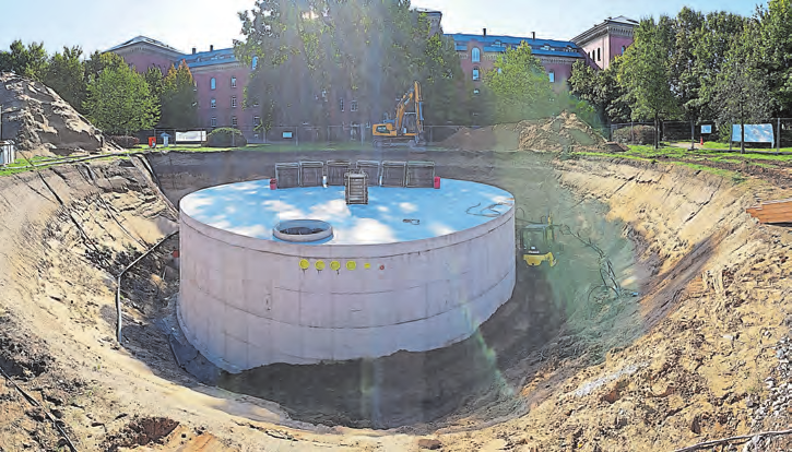 Vier Meter hoch, 14 Meter Durchmesser: Der Eisspeicher an der Südseite der Kreisverwaltung in Rendsburg versorgt die umliegenden Gebäude mit klimafreundlicher Wärme. Das 2019 eingeweihte Wärme-Eis-System liegt heute vollständig unter der Erde. FOTO: STADTWERKE