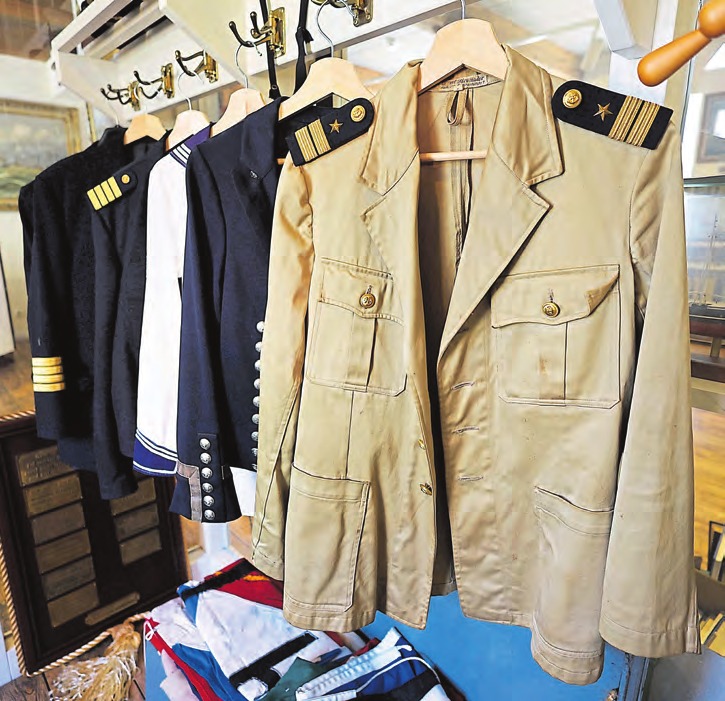 Die beige Matrosenjacke dient Fahrten in die Tropen. Sie ist in dieser Ausführung noch heute im Einsatz.