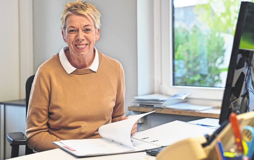 Birgit Reimers-Jordt hält im Büro die Stellung und ist Ansprechpartnerin.