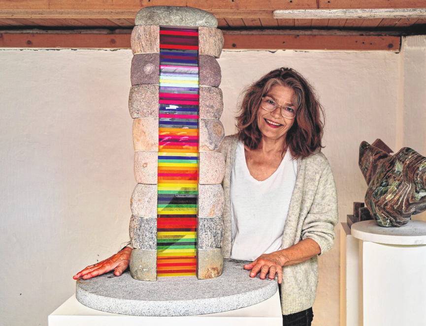 Letzte Arbeiten: Britta Hansen bereitet ein Modell des „Lichtblicks“ für die Ausstellung vor.