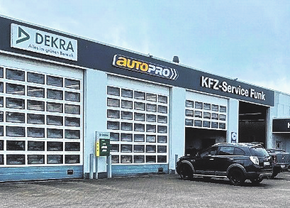 Für PKW aller Marken, aber auch für Wohnmobile und LKW, stehen hier acht Bühnen für Wartung- und Instandsetzungen zur Verfügung. Foto: Kay Wessin