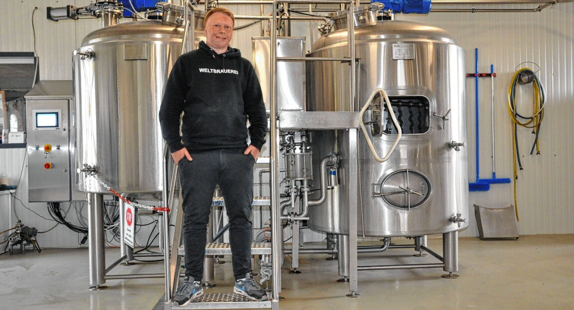 Hannes Frank an seinem nagelneuen, hochmodernen Sudwerk.