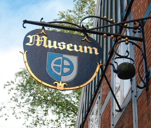 Im Heimatmuseum werden Insektenhotels gebaut und Windlichter gepunzt.