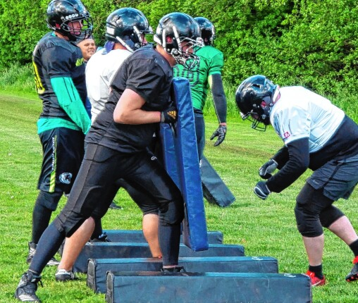 Die American Footballer der Bredstedter „Riptides“ beim Training. Foto: Udo Rahn