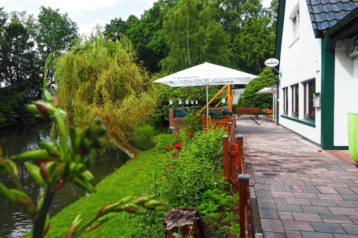 Sch&ouml;ne Au&szlig;enpl&auml;tze direkt am Wasser bietet das Birkenhain in Tornesch. Foto: Michaela Eschke