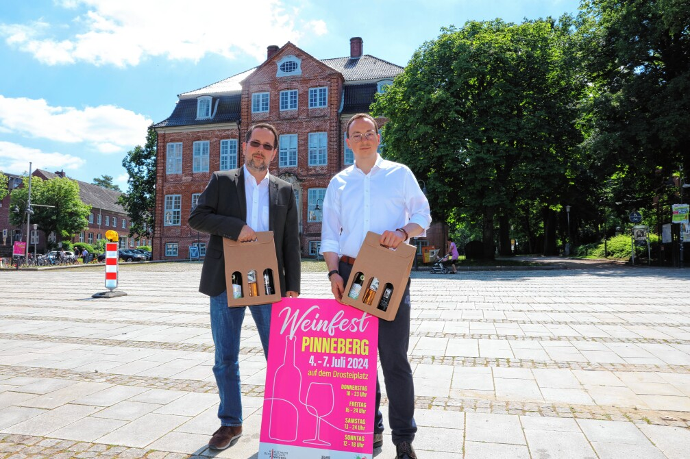 Michael Patt (links), Vorsitzen der Wirtschaftsgemeinschaft Pinneberg, und Sebastian Hoyme, Gesch&auml;ftsf&uuml;hrer Stadtmarketing Pinneberg, laden zum 31. Pinneberger Weinfest ein. Fotos: Bastian Fr&ouml;hlig
