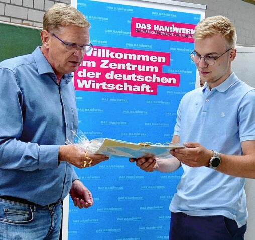 F&uuml;r die &bdquo;Gute Form&ldquo; erhielt Ruben Sievertsen von Kreishandwerksmeister Rolf Hansen eine besondere Auszeichnung.