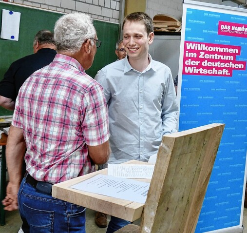 Innungsbester Johannis Jensen nahm die Gl&uuml;ckw&uuml;nsche von Obermeister Oke Martensen entgegen.
