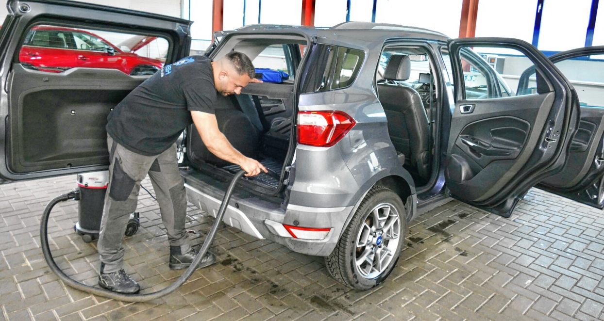 Damit das Fahrzeug von außen und innen glänzt, wird per Hand gearbeitet und nichts ausgespart, verspricht Heval Mogar. Fotos: Herbert Müllerchen