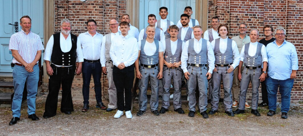 Acht Auszubildende erhielten von Norbert Lanz, Obermeister Baugewerbe-Innung Westholstein für die Kreise Pinneberg und Steinburg, ihre Gesellenbriefe im Maurer-Handwerk. Fotos: Bastian Fröhlig