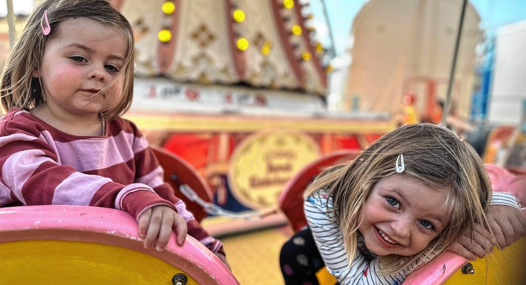 Die Schwestern Marla und Milla waren auch schon in Itzehoe vom Kinder-Barock-Karussell begeistert.
