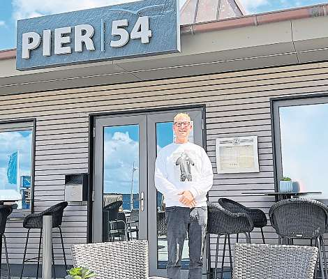 Ihn kennen viele: Steven Gottburg vor dem Pavillon „Pier 54“, Förde-Platz