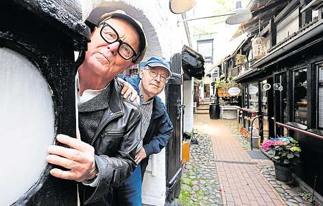 Joachim Güstrau und Lothar Hoppe bieten Sommerführungen durch die Rote Straße an. FOTO: MICHAEL STAUDT
