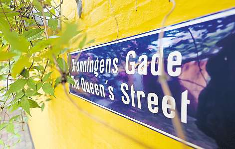Im Braasch-Hof hängt dieses dänisch-englische Straßenschild. FOTO: MICHAEL STAUDT