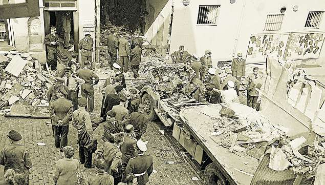 Ein LKW durchbrach im Jahr 1960 die Hauswand einer am Südermarkt gelegenen Arztpraxis. Heute befindet sich dort der Eingang zur Nikolai-Apotheke. FOTO: ARCHIV