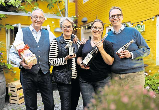 Das Rumhaus Braasch ist ein echter Familienbetrieb. Dazu gehören neben den 13 Mitarbeitern Seniorchef Walter Braasch, Yvonne und Katharina Braasch sowie Juniorchef Karsten Braasch FOTO: MICHAEL STAUDT