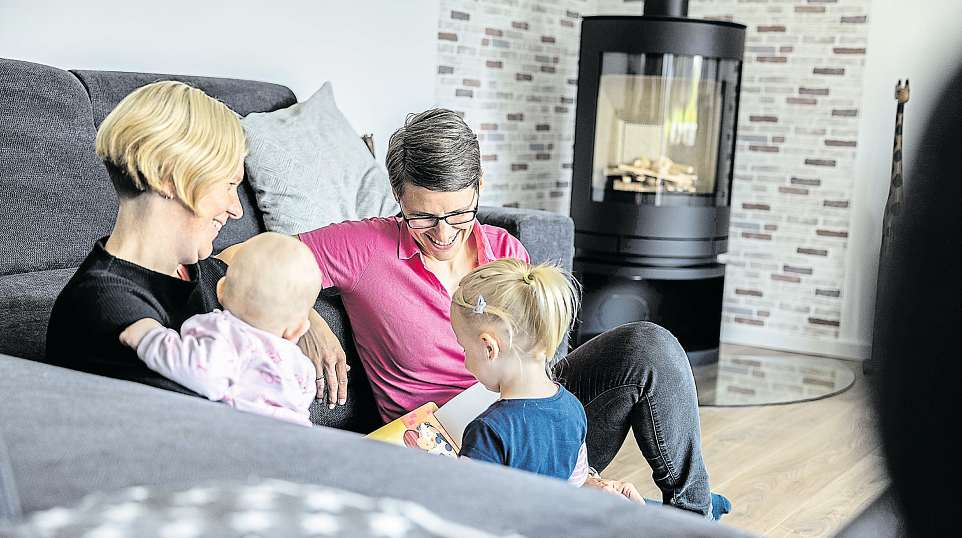 Zeit für Familienleben neben der Arbeit: VR Bank-Mitarbeiterin Friederike mit ihrer Frau und den gemeinsamen Kindern. FOTO: VR BANK