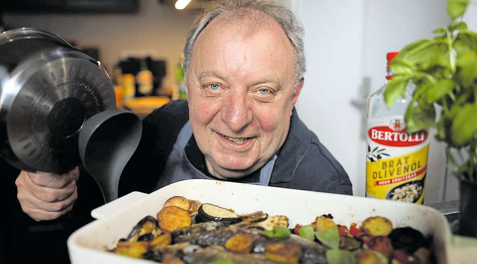 Für Stephan Boedler ist Kochen Entspannung: Das Fischgericht mit Ofengemüse macht er mal einfach so nebenbei. FOTO: MICHAEL STAUDT