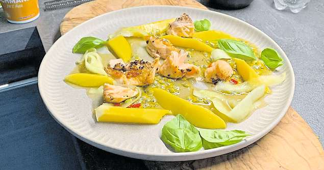 Ein Gedicht: Gewürzlachs mit Mango, Gurke und Passionsfrucht-Dressing. FOTO: ANTJE WALTHER