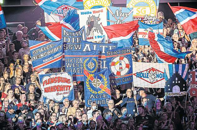 Der „harte Kern“ der Fans der SG Flensburg-Handewitt steht in der Campushalle auf der Nordtribüne und sorgt bei jedem Heimspiel für eine besondere Atmosphäre. FOTO: MICHAEL STAUDT