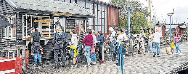 Die Nachfrage ist groß: Kunden müssen bei einem Besuch von Bens Fischhütte hin und wieder auch ein wenig Wartezeit mit einplanen. FOTO: BENJAMIN NOLTE