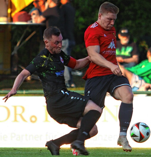 Hier wird Malte Olde noch von MSV-Kapitän Finn Cornils abgegrätscht. Später schoss er seine Haseldorfer zum 3:2-Sieg. Foto: Johannes Speckner