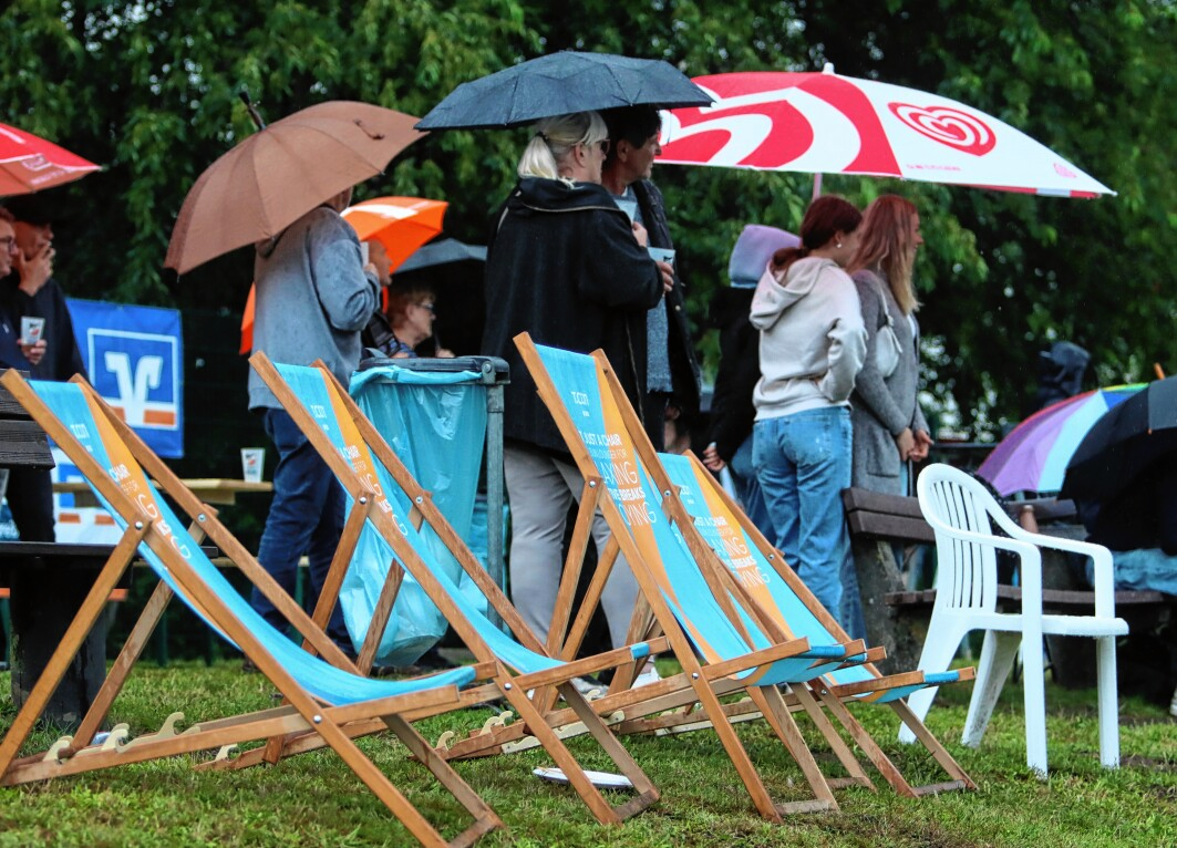 Regenschirm statt Sonnenliegen hieß es am gestrigen Dienstagabend während der ersten Partie für die Zuschauer. Insgesamt 340 zahlende Gäste kamen trotzdem ins Sportzentrum Holm. Foto: Johannes Speckner
