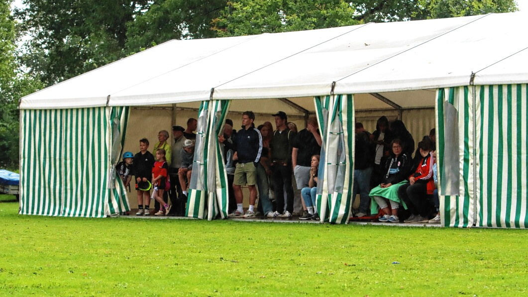 Aus dem Festzelt konnten die Zuschauer das sportliche Treiben auch während des Regens beobachten, ohne nass zu werden. Foto: Speckner
