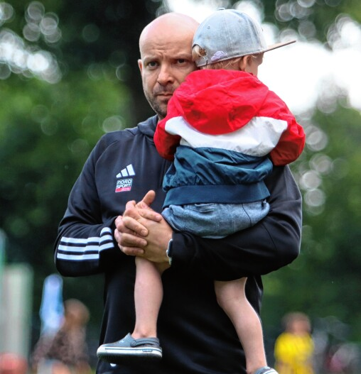 Der Heistmer Trainer Benjamin Wörmcke trug während der Partie seinen Sohn Rudi. Foto: Speckner