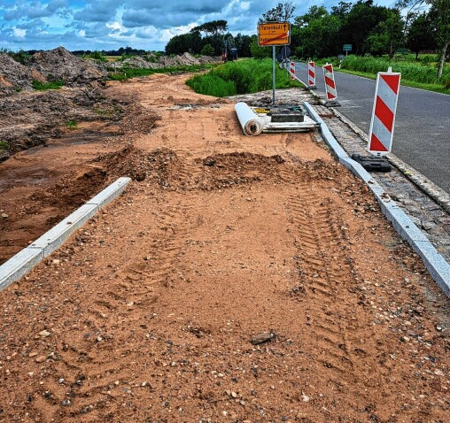 Die Fahrradspur in Katharinenheerd Richtung Tetenbüll.