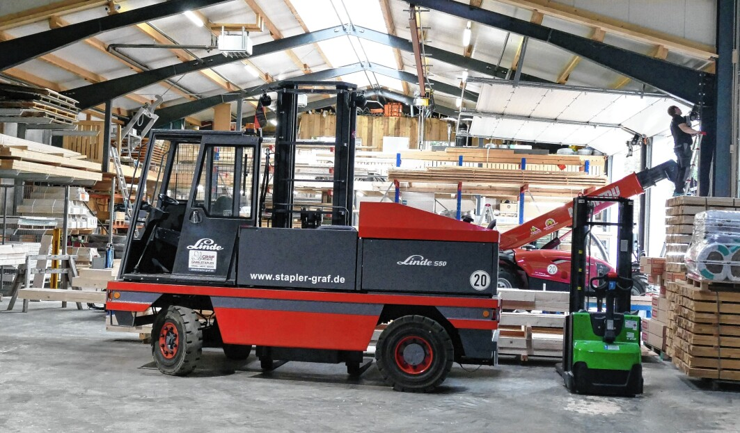 Das Holzbau-Unternehmen Petersen ist mit den notwenigen Fahrzeugen bestens ausgestattet.