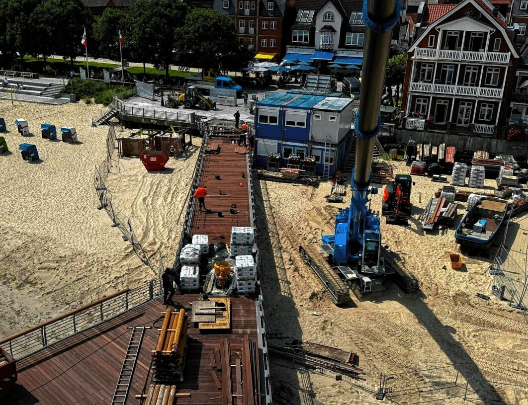 Bis zur Eröffnung sollen die zahlreichen Baucontainer und Maschinen abgebaut sein.