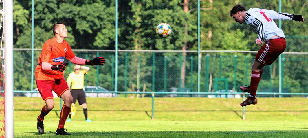 Hier köpft Jakob Schmidt (rechts) seine Heistmer gegen die Moorreger um Keeper Daniel Rosenzweig mit 2:1 in Führung und zum vierten Raiba-Cup-Sieg nach 1995, 2004, 2014 und 2016. Foto: Speckner