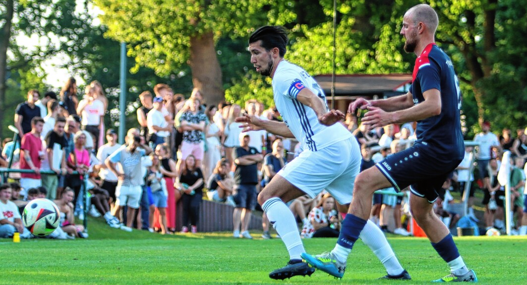 Auch, weil Okan Özütemiz (links) das 1:0 gelang, ließen die Hetlinger den TV Haseldorf um Lukas Nickels im letzten Turnierspiel ebenso wie im Abschlussklassement hinter sich. Foto: Johannes Speckner