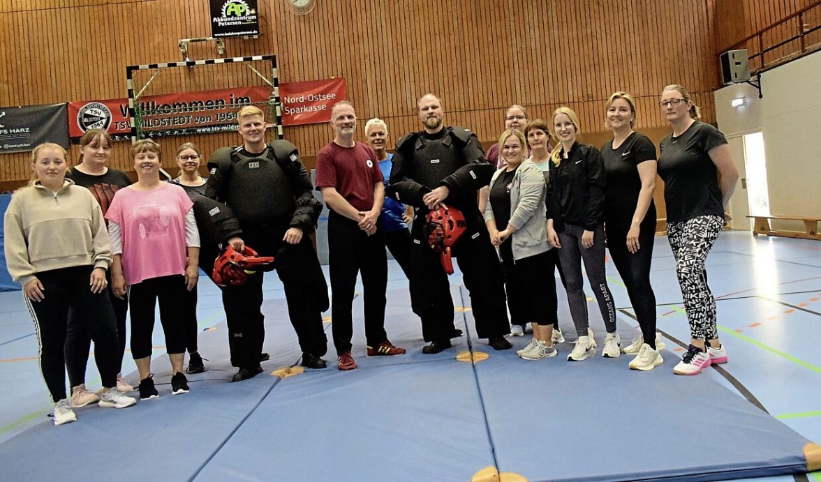 Die Teilnehmerinnen des Selbstverteidigungskurs mit Trainingspartnern.