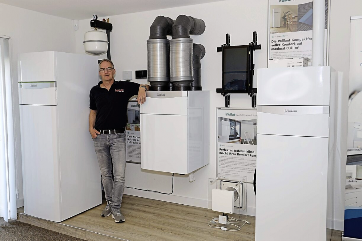Kundendienstleiter Knut Köster in der Technikausstellung.