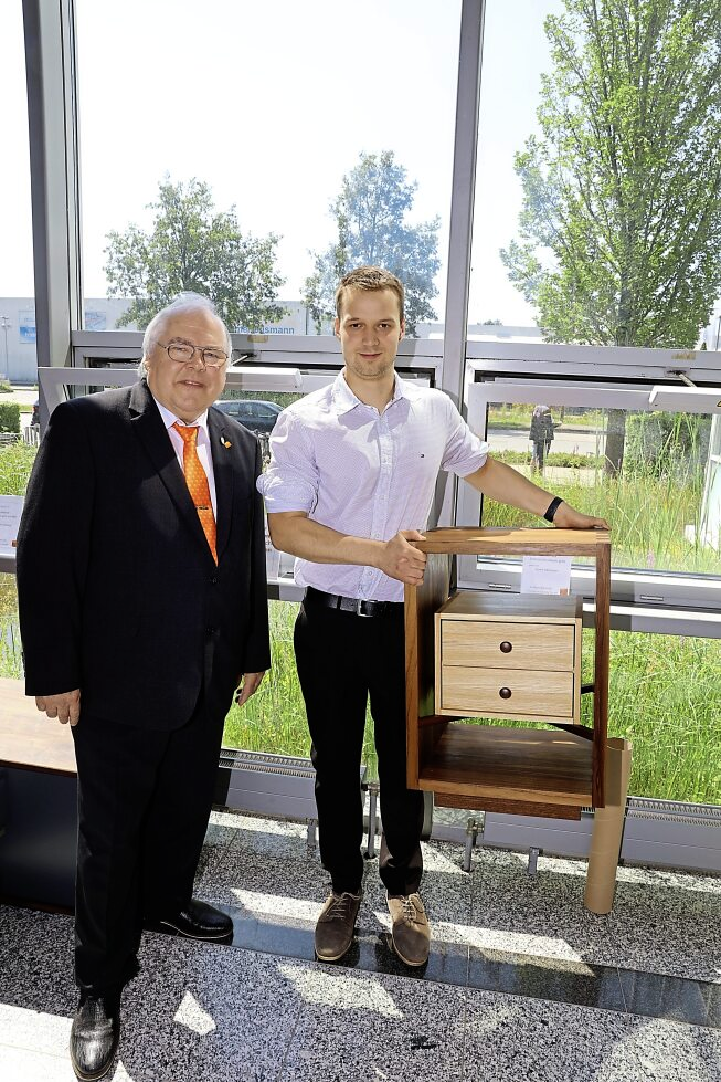Corvin Hachmann gewann den Wettbewerb „Die gute Form“. Uwe Pein gratulierte.