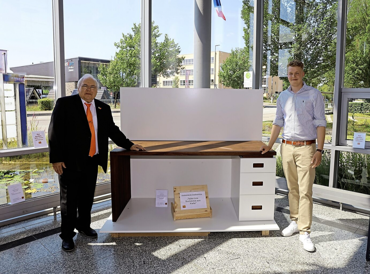 Uwe Pein, Obermeister der Tischlerinnung des Kreises Pinneberg, lobte die Arbeit von Levin Thomsen aus Kollmar, der bei „Die gute Form“ Platz zwei belegte.