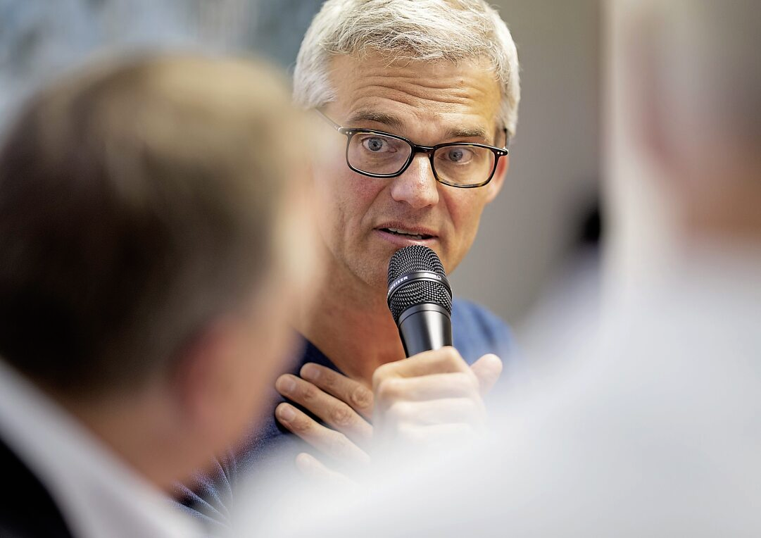 2019 unterhielt Thorsten Schröder das Publikum bei einer Talkrunde im sh:z-Medienhaus in Flensburg. Foto: Marcus Dewanger
