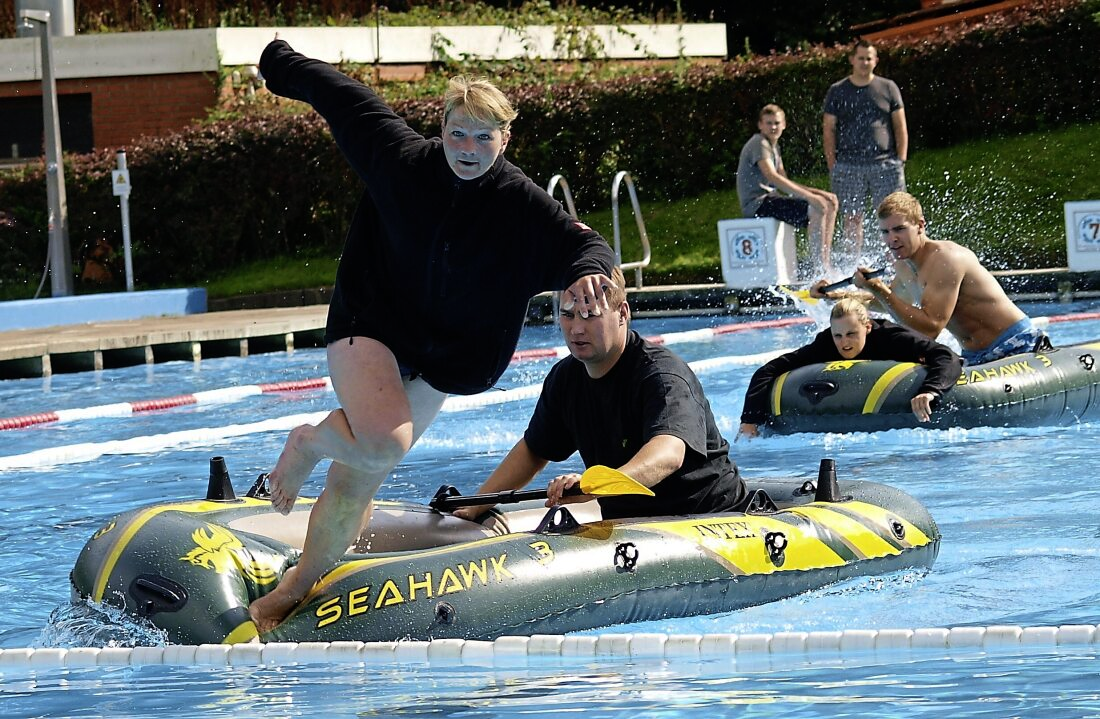 Ein Schlauchbootrennen gehört zu den Disziplinen, die bei den MTSV-Summergames im Freibad zu absolvieren sind.