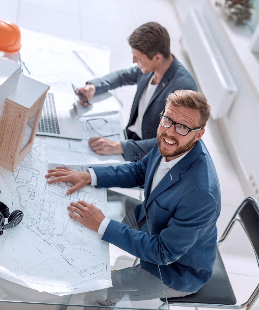 Auch Bauingenieure und Architekten werden in den Ämtern benötigt. Foto: Adobe Stock