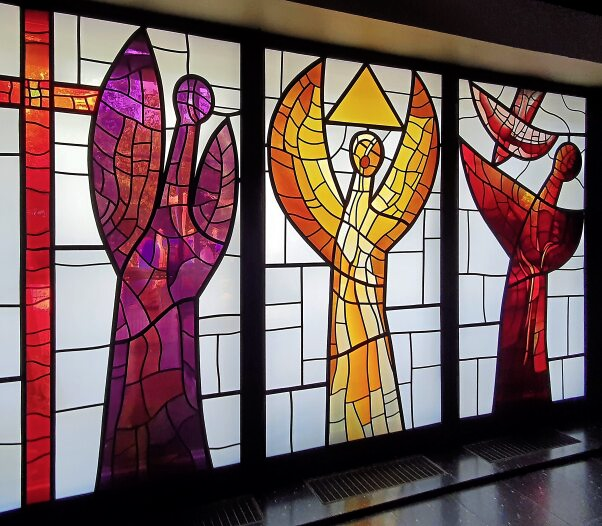 Beeindruckende Engelfenster in der Johanneskirche.