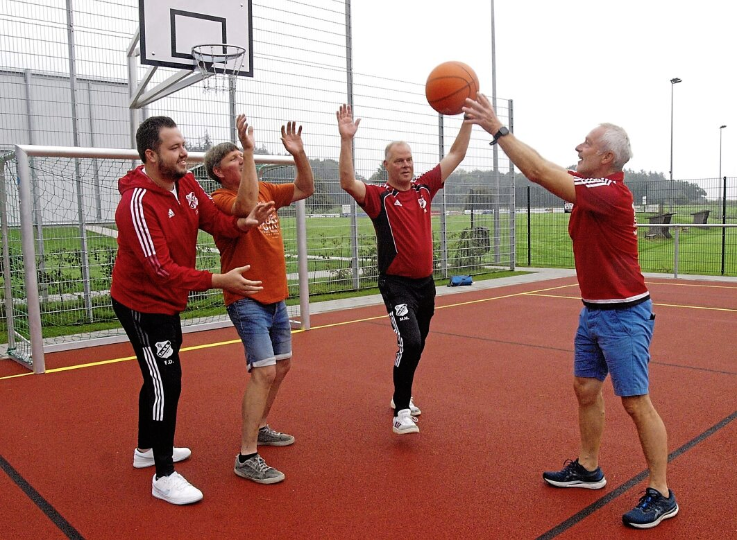 Basketball auf dem Multicourt: Fabian Dibbern, der stellvertretende Bürgermeister Matthias Bichel, Fußballobmann Maik Mölle und TuS-Fördervereins-Chef Thorsten Bestmann.