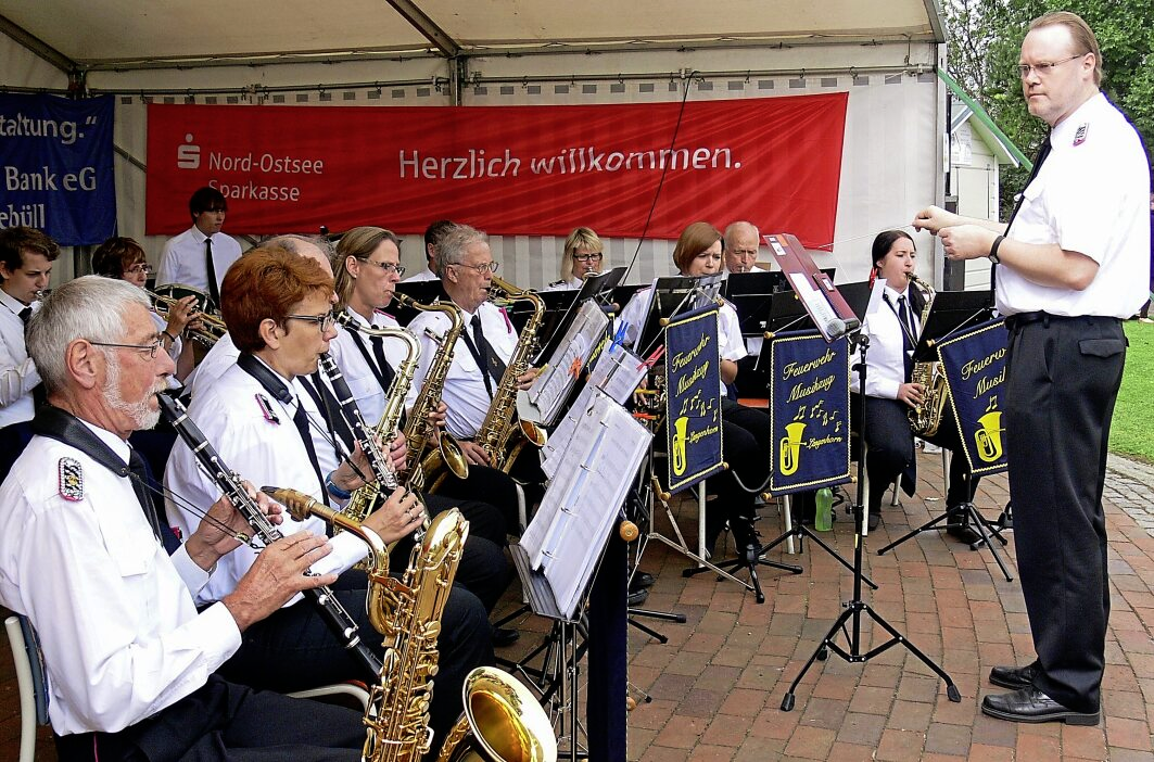 Ein Hörgenuss: die Akteure des Feuerwehrmusikzuges Langenhorn in Aktion.
