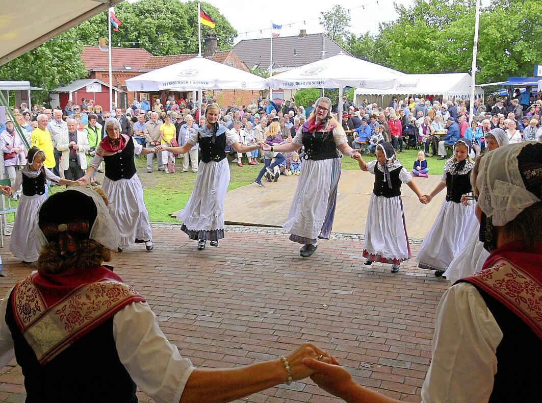 Immer ein Hingucker beim Sommerfest: die Trachtentanzgruppe. Fotos: Udo Rahn
