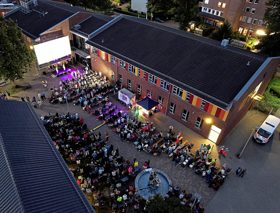 Nach dem großen Premieren-Erfolg des Quickborner Open-Air-Kinos im Rahmen der 700 Jahr-Feier startet die zweite Ausgabe des beliebten Formats erneut zum Ende der Sommerferien. Foto: Stadt Quickborn/hfr